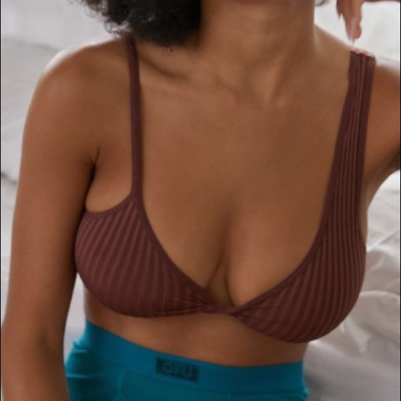 UO Asymmetric Twist Bra - Picture 2 of 4